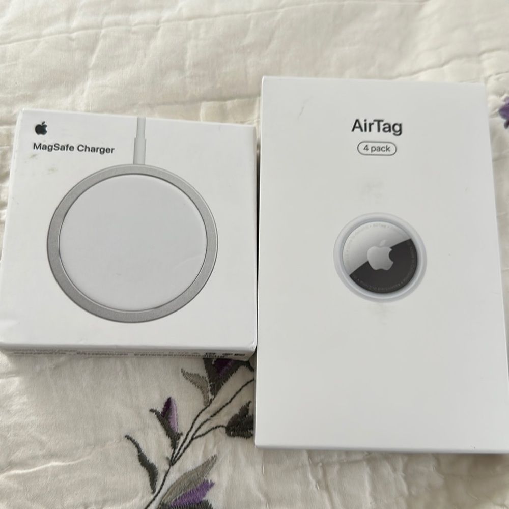 Apple AirTags MagSafe Charger Bundle